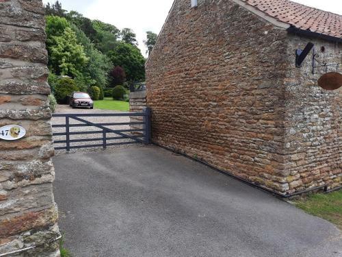 Larch Cottage, Ruston Dog Friendly With Hot Tub