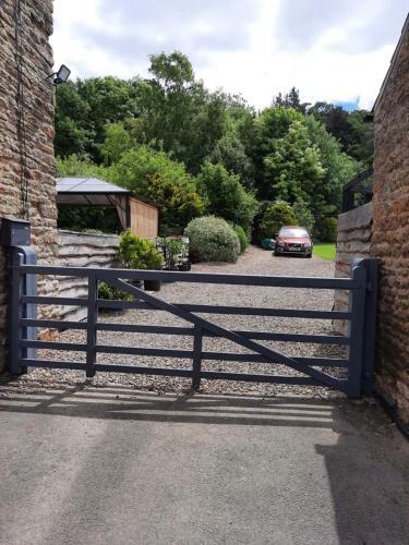 Larch Cottage, Ruston Dog Friendly With Hot Tub