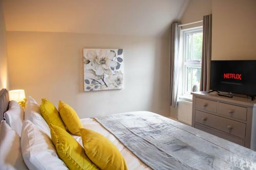 Central Stamford Townhouse With Parking