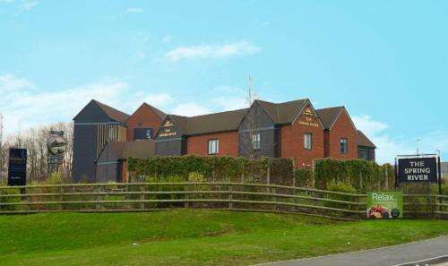 Luxury 2 Bed Apartment With Parking Near London