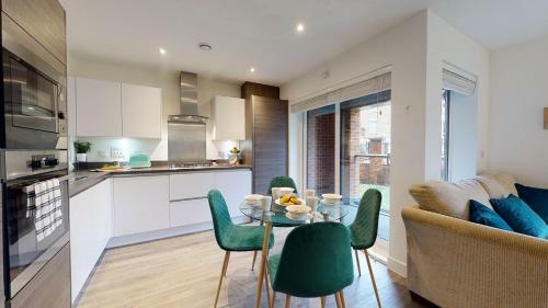 Luxury 2 Bed Apartment With Parking Near London