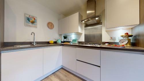 Luxury 2 Bed Apartment With Parking Near London