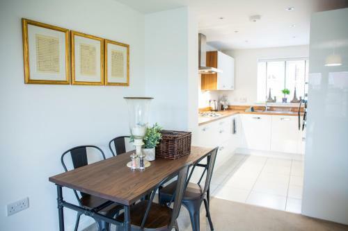 Modern House With Free Private Parking, Wifi & Netflix