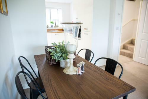 Modern House With Free Private Parking, Wifi & Netflix
