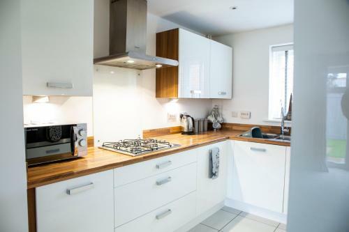 Modern House With Free Private Parking, Wifi & Netflix