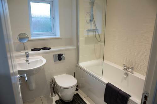 Modern House With Free Private Parking, Wifi & Netflix