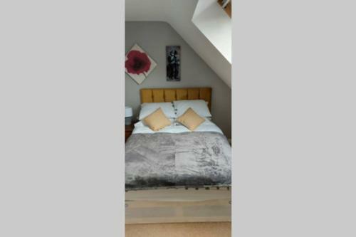 Modern 5 Bed, Sleeps 9, Free Parking, Walk To Town