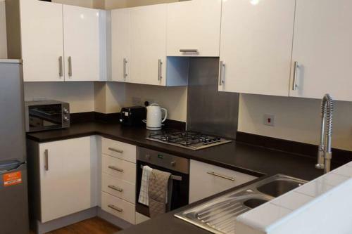 Modern 5 Bed, Sleeps 9, Free Parking, Walk To Town