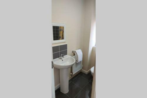 Modern 5 Bed, Sleeps 9, Free Parking, Walk To Town
