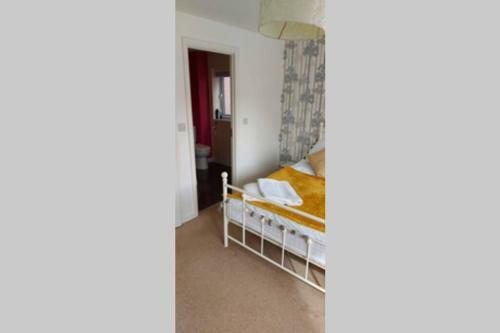 Modern 5 Bed, Sleeps 9, Free Parking, Walk To Town
