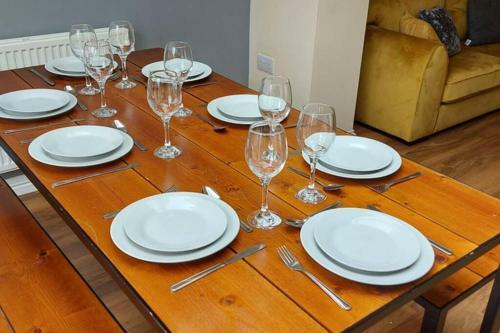 Modern 5 Bed, Sleeps 9, Free Parking, Walk To Town