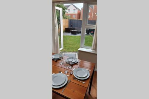 Modern 5 Bed, Sleeps 9, Free Parking, Walk To Town