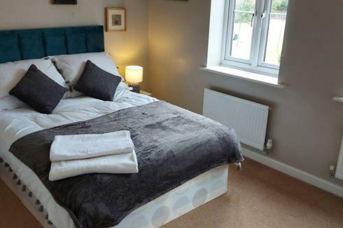 Modern 5 Bed, Sleeps 9, Free Parking, Walk To Town