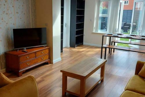 Modern 5 Bed, Sleeps 9, Free Parking, Walk To Town