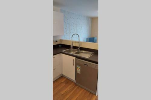 Modern 5 Bed, Sleeps 9, Free Parking, Walk To Town