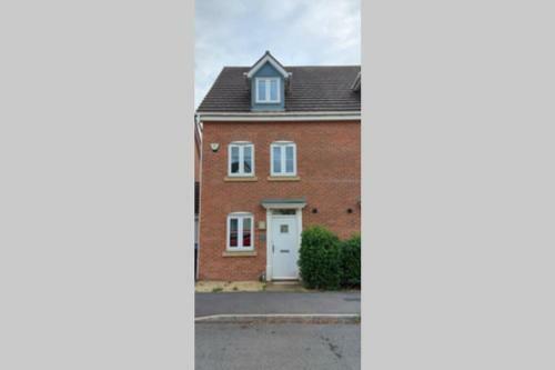 Modern 5 Bed, Sleeps 9, Free Parking, Walk To Town