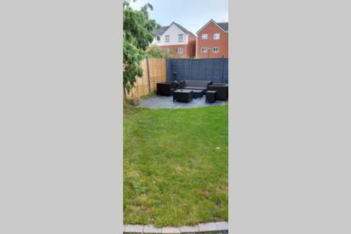 Modern 5 Bed, Sleeps 9, Free Parking, Walk To Town