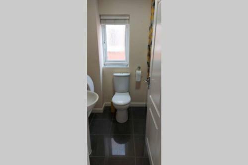 Modern 5 Bed, Sleeps 9, Free Parking, Walk To Town