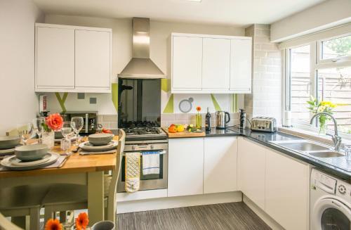 Comfy 3-bed House Near City Centre, Sleeps 6