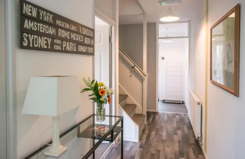 Comfy 3-bed House Near City Centre, Sleeps 6