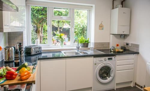 Comfy 3-bed House Near City Centre, Sleeps 6