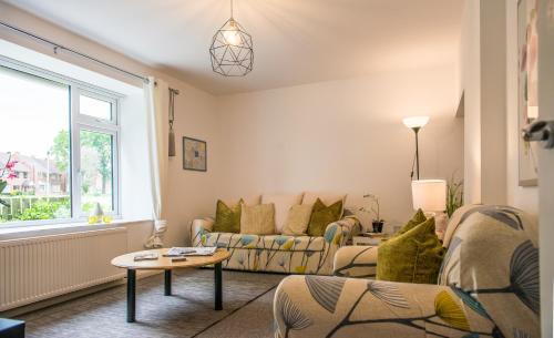 Comfy 3-bed House Near City Centre, Sleeps 6