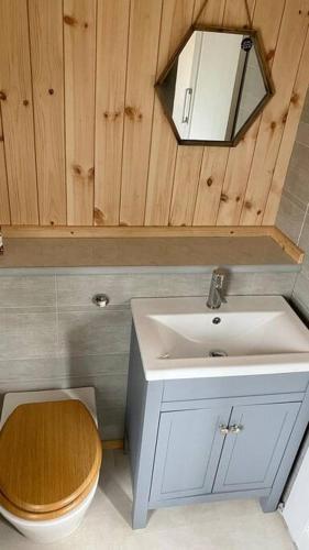 Beautiful Wooden Tiny House With Hot Tub 2