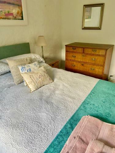 Romantic Log-burner Cornish Cottage Private Garden Dogs Welcome