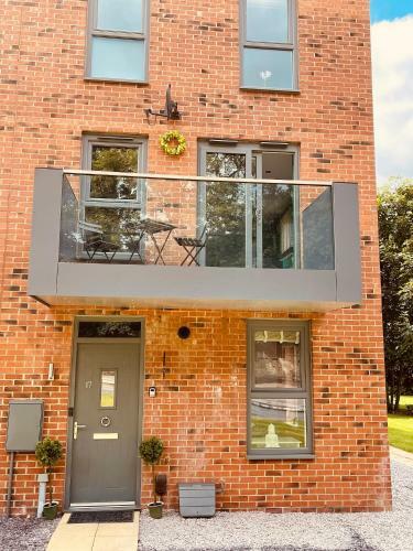 Cheerful 2-bed Townhouse In Wakefield With Parking