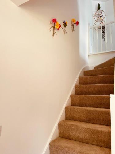 Cheerful 2-bed Townhouse In Wakefield With Parking