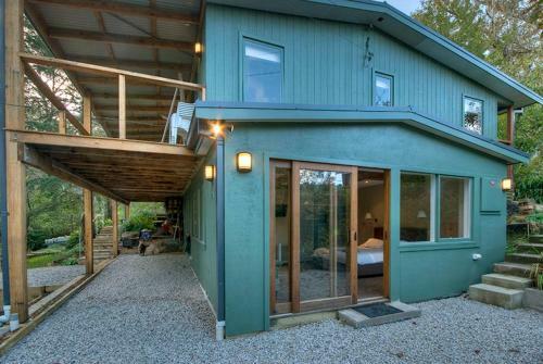 Ribbon Gum Lodge