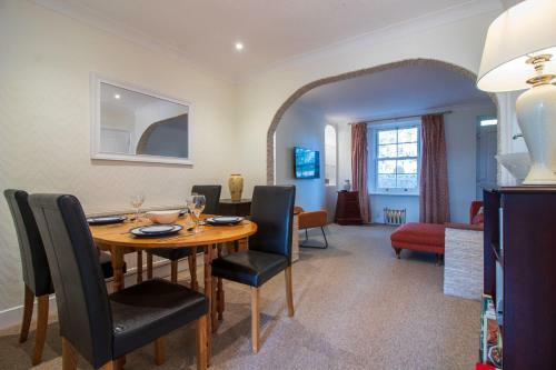 St. Vincent Cottage- Cosy With Church Views