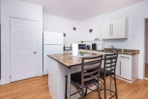 Apartamento Cozy & Warm 2bd King Apt, Steps From Byward Market!