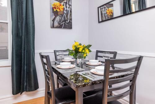 Apartamento Cozy & Warm 2bd King Apt, Steps From Byward Market!