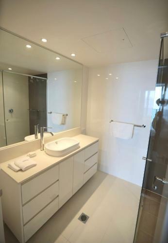 H Luxury Apartment At Surfers Paradise High Floor