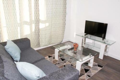 Beautiful 2 Bedroom Apartment! Ensuite! Lakeside