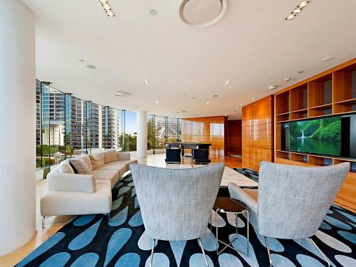 Executive 2 Bed 1 Bath Apartment At Oracle Broadbeach Inc Free Parking