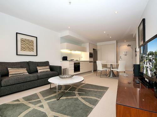 Executive 2 Bed 1 Bath Apartment At Oracle Broadbeach Inc Free Parking