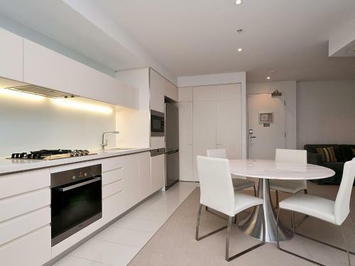 Executive 2 Bed 1 Bath Apartment At Oracle Broadbeach Inc Free Parking