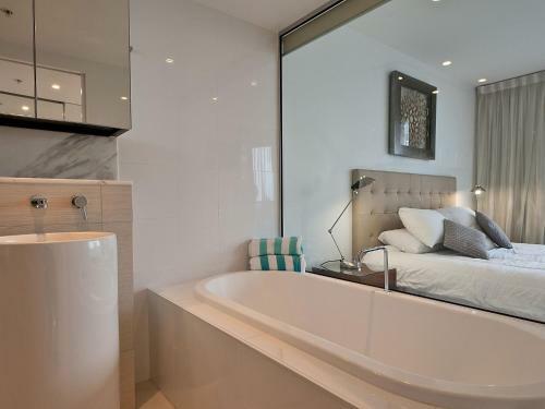 Executive 2 Bed 1 Bath Apartment At Oracle Broadbeach Inc Free Parking