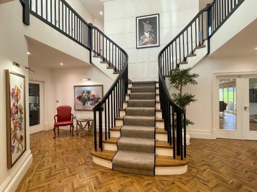 5* Luxury Home With Cinema & Games Room