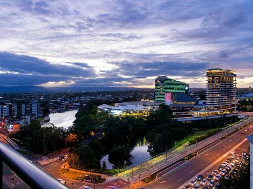 Large Modern 3 Bedroom Apartment With City Views