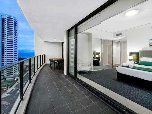 Large Modern 3 Bedroom Apartment With City Views