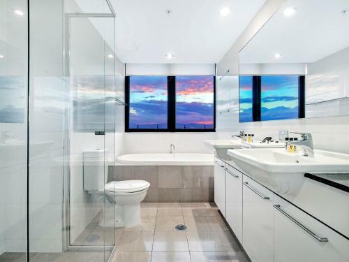 Large Modern 3 Bedroom Apartment With City Views