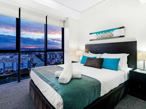 Large Modern 3 Bedroom Apartment With City Views