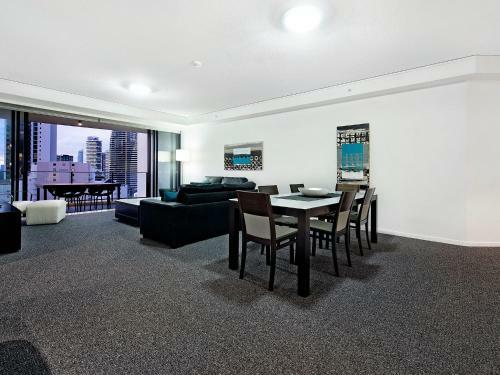 Large Modern 3 Bedroom Apartment With City Views
