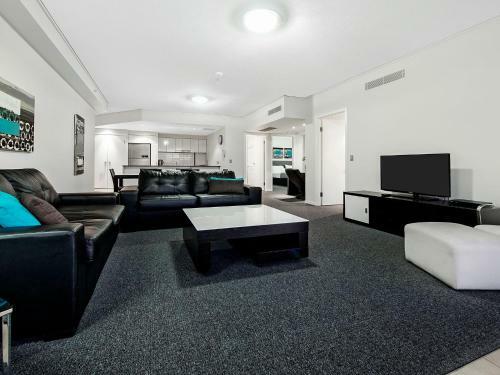 Large Modern 3 Bedroom Apartment With City Views