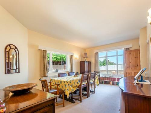 Pass The Keys Elegant 5-bed Detached Home With Spacious Garden