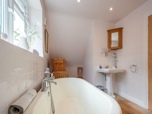 Pass The Keys Elegant 5-bed Detached Home With Spacious Garden