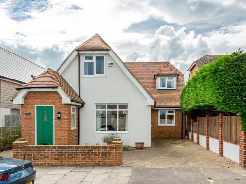 Pass The Keys Elegant 5-bed Detached Home With Spacious Garden